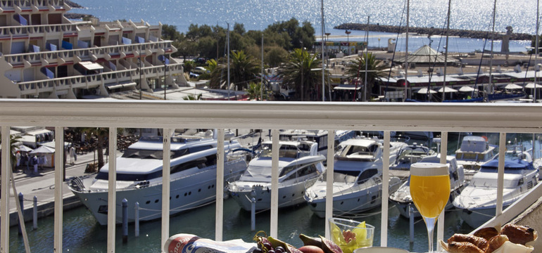 Photo de la vue sur le port de plaisance à partir d'une chambre de l'hôtel Mercure