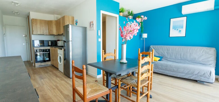 Salon et coin cuisine